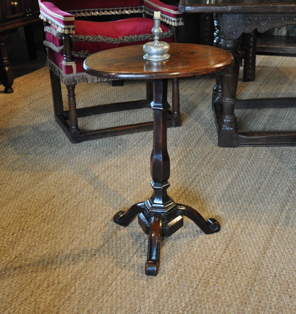 A BEAUTIFUL WILLIAM AND MARY WALNUT CANDLESTAND. ENGLISH. CIRCA 1690.
