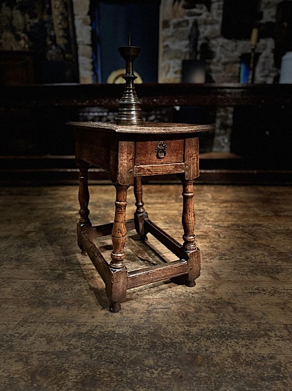 A FINE CHARLES II OAK JOINT STOOL/ TABLE WITH ORIGINAL DRAWER. ENGLISH. CIRCA 1680.