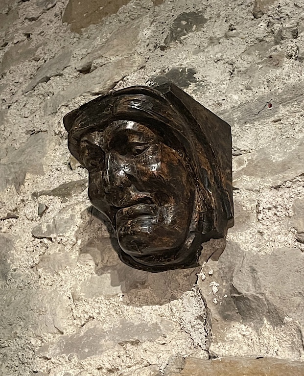 A LARGE ENGLISH OAK CORBEL OF A GRIMACING MAN. CIRCA 1480.