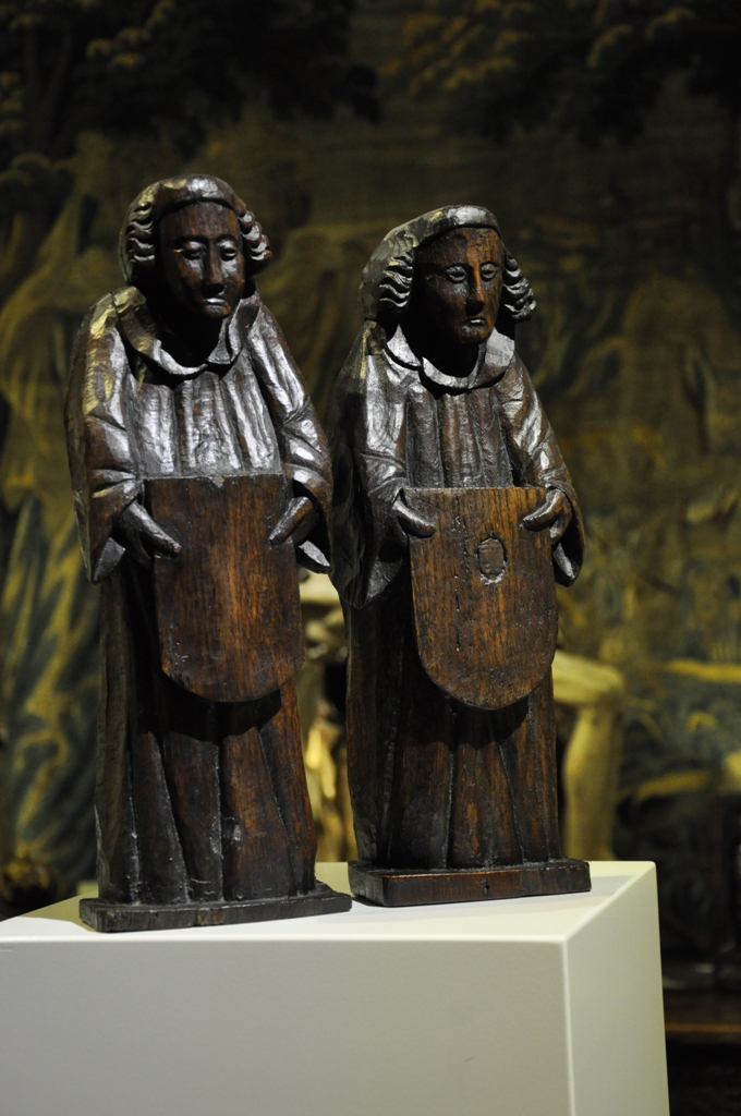 A RARE PAIR OF LATE 15TH / EARLY 16TH CENTURY ENGLISH CARVED OAK ROOF ANGELS. CIRCA 1480/1500.