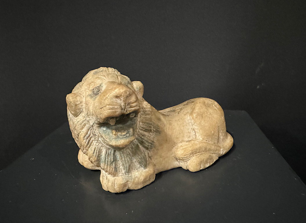 A SMALL 16th CENTURY MARBLE LION. C1540.