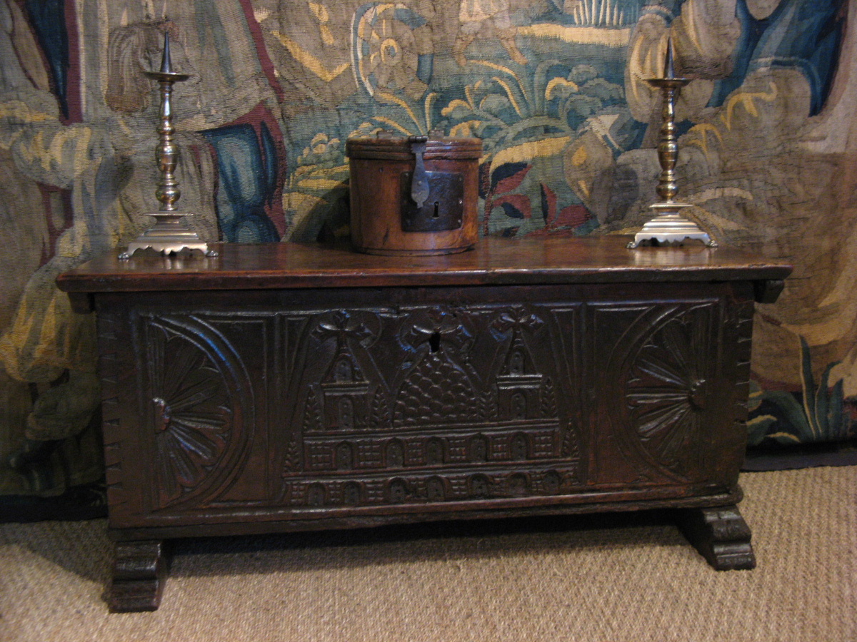 A SMALL RARE EARLY 16TH CENTURY ITALIAN WALNUT COFFER, FROM THE MONASTERY MONASTERY OF LA VERNA (CHIUSI DELLA VERNA). CIRCA 1510.