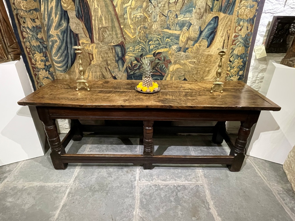 A VERY GOOD CHARLES II ENGLISH OAK REFECTORY TABLE. CIRCA 1660.