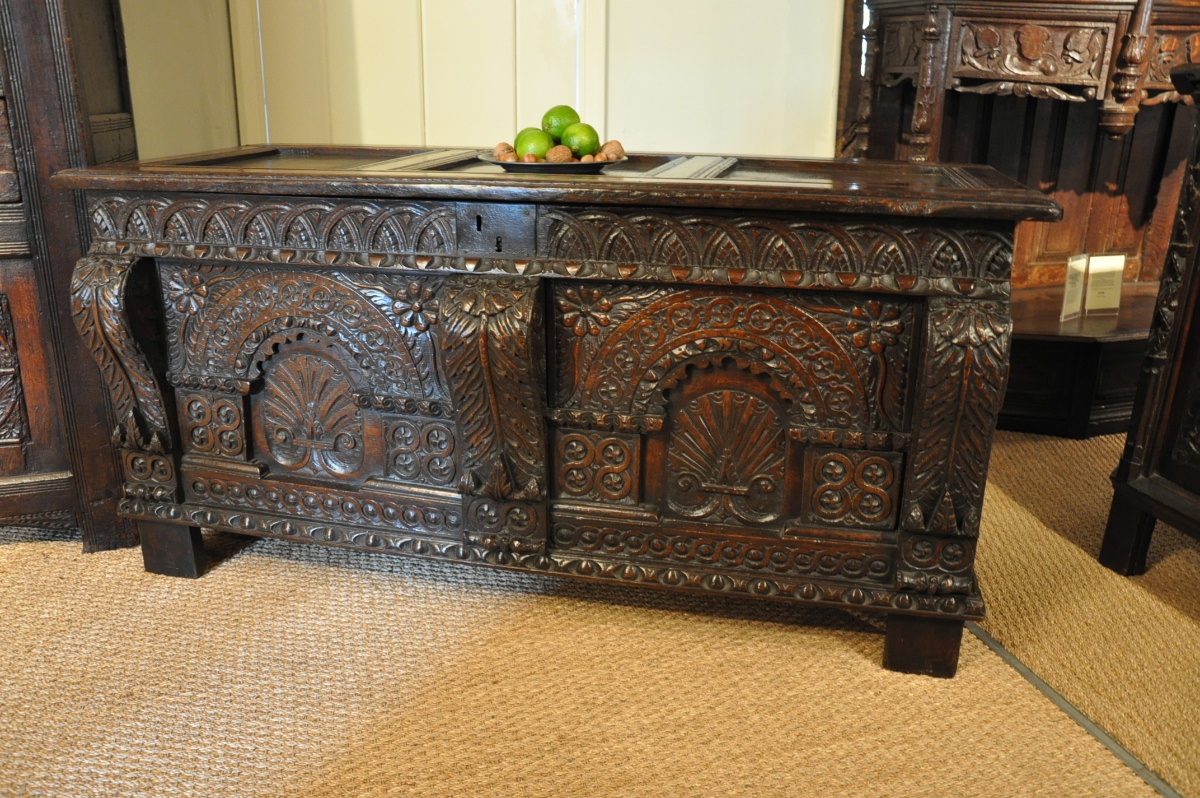A VERY HIGH STATUS ELIZABETHAN OAK CHEST OF EXCEPTIONAL QUALITY. ENGLISH. CIRCA 1570.