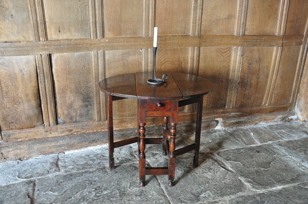 A VERY SMALL AND PRETTY LATE 17TH CENTURY WILLIAM AND MARY OAK AND WALNUT DROPLEAF TABLE. ENGLISH. CIRCA 1695.