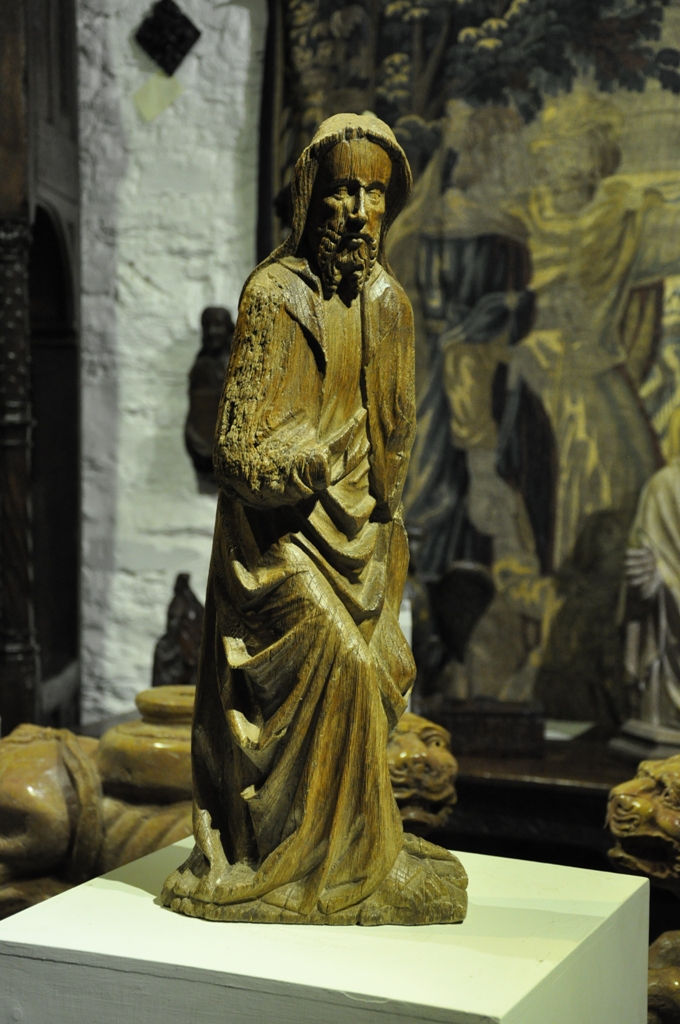 A WONDERFUL EARLY 15TH CENTURY ENGLISH OAK SCULPTURE OF A ROBED CHRIST . CIRCA 1420.