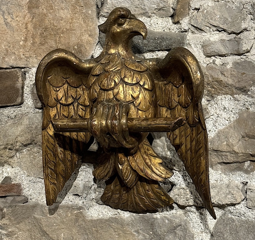 A WONDERFUL LATE 16th CENTURY CARVED AND GILDED OAK EAGLE SCULPTURE. CIRCA 1580.