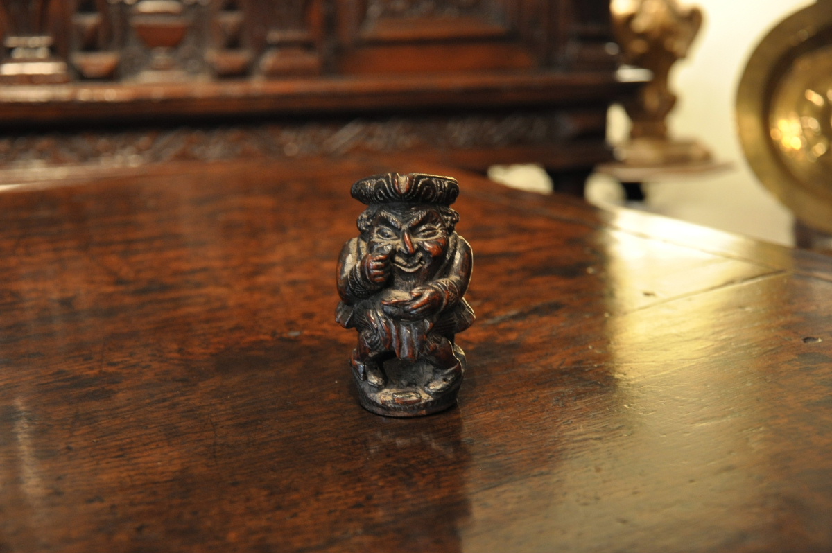 A WONDERFUL WELL CARVED 18TH CENTURY FRUITWOOD FIGURE OF A SNUFF TAKER. CIRCA 1750.