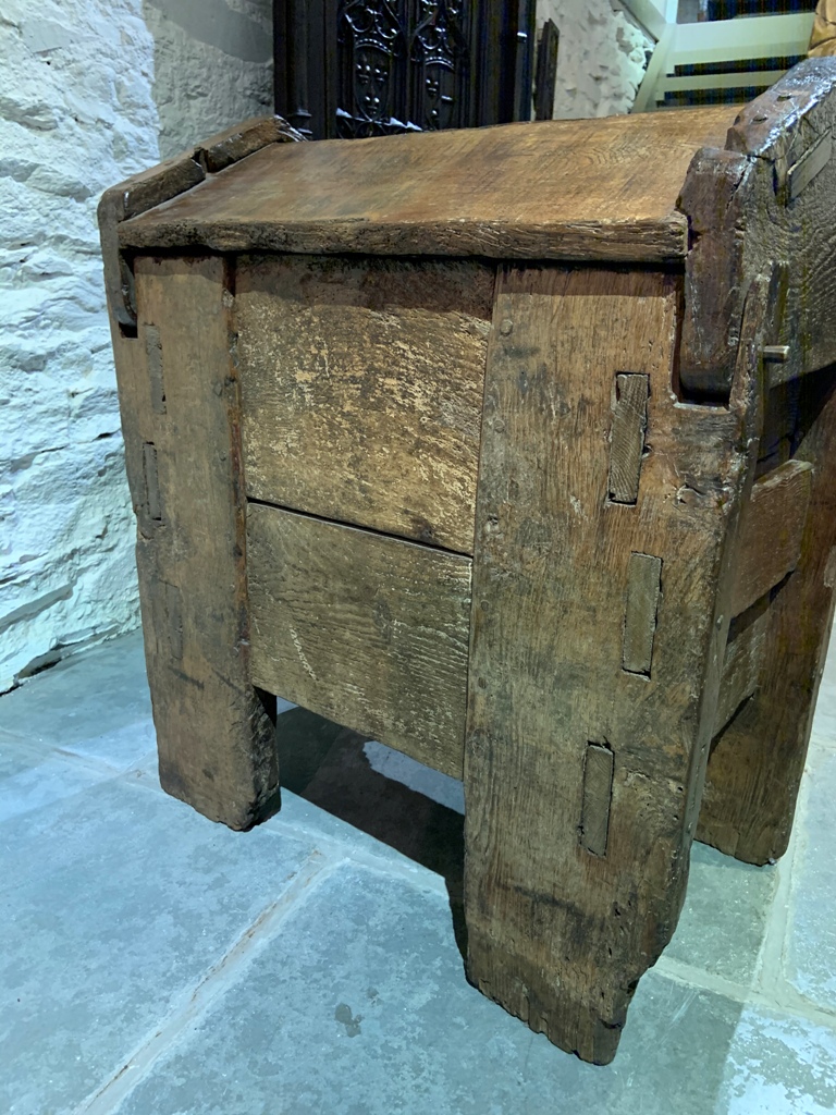 A  RARE AND IMPORTANT 14TH CENTURY ENGLISH OAK CLAMP FRONT CHEST. HEREFORDSHIRE /SHROPSHIRE. CIRCA 1350-80.